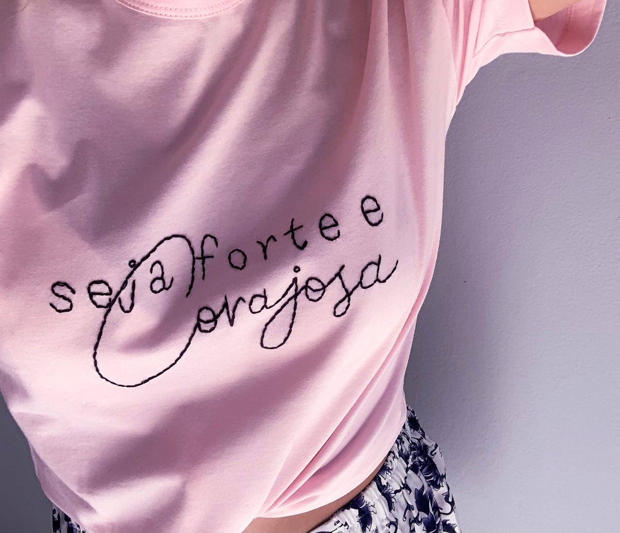 Camiseta Seja forte e Corajosa Rosa - GG