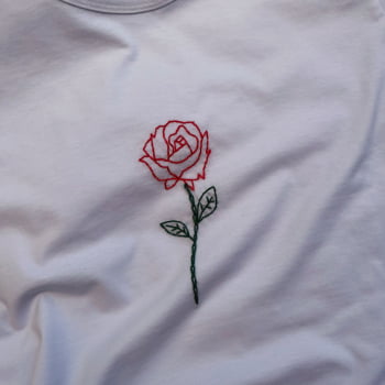 Camiseta Rosa Vermelha